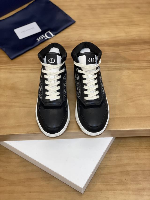 售 价: 商品商标：Dior* 迪奥* 高帮休闲鞋 正码码数: 38-44 可订做45.46 商品材料：鞋面进口牛皮拼接原版布料，透气内里，原版大底。 编 号：